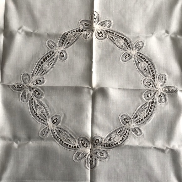 Vintage Linen Napkin and Tablecloth Set - Picture 4 of 7